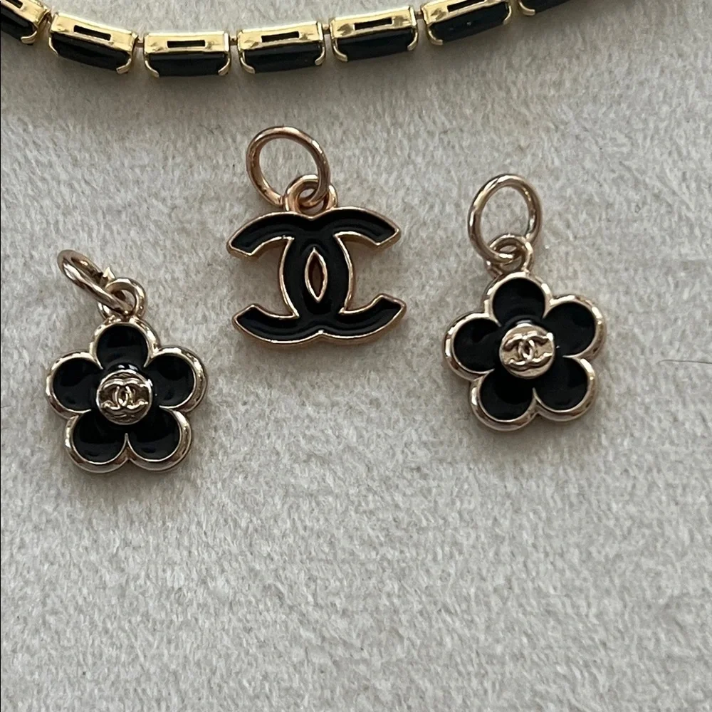 CHANEL Gold and Black mini charms - Picture 2 of 3
